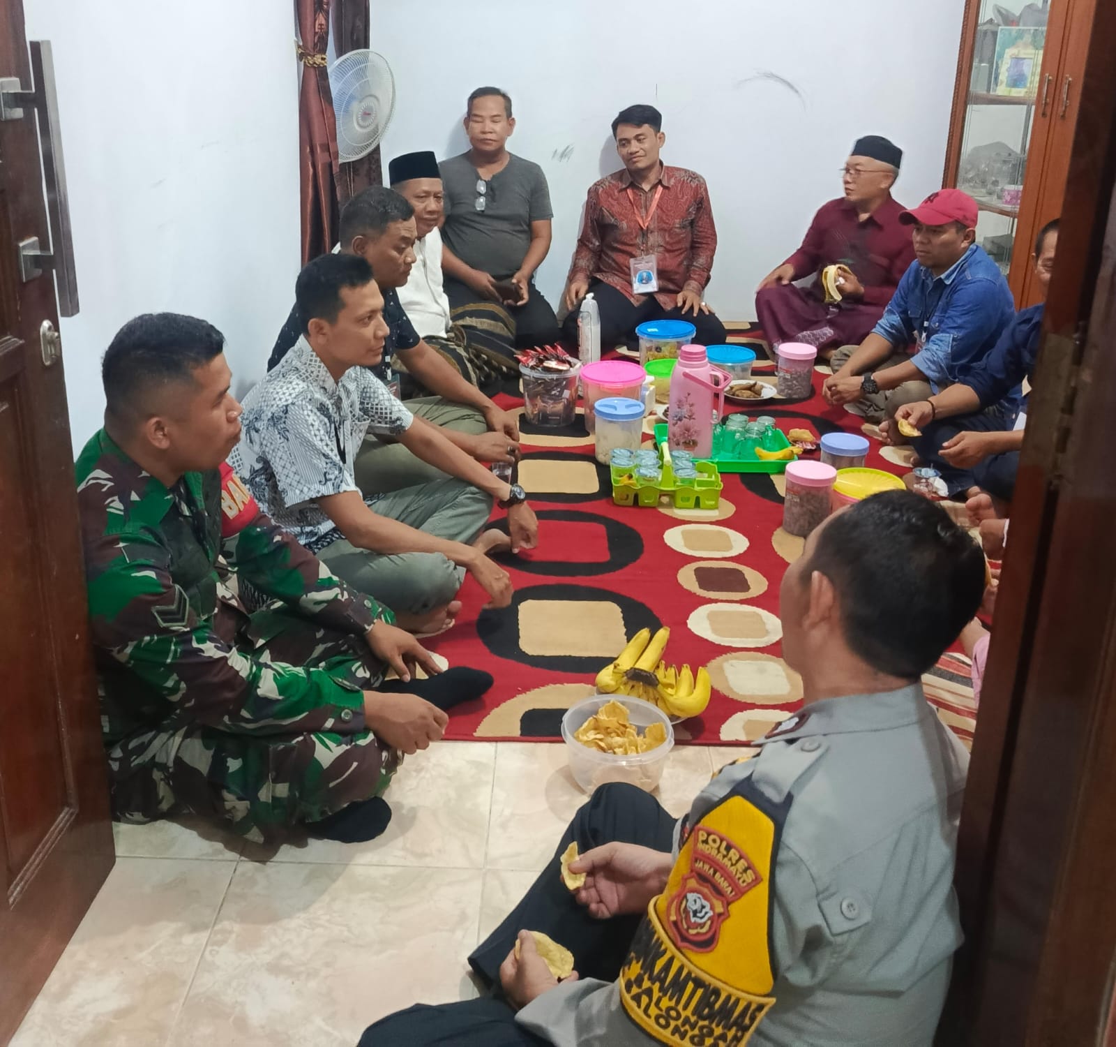 JAGA KONDUSIFITAS, Panitia Pilwu, BPD dan Babinsa serta Babinkamtibmas Gelar Silaturahmi ke Rumah Bakal Calon Kuwu Balongan